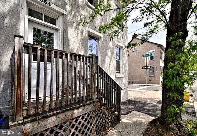 Building Photo - 563 King St