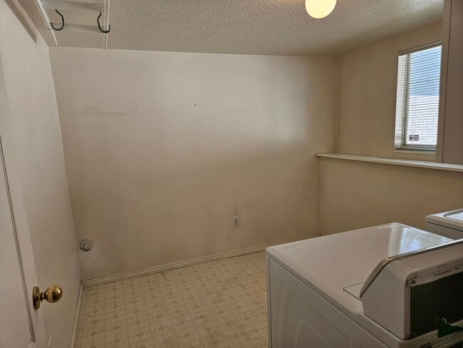 Building Photo - Beautiful 3 Bedroom/2.5 Bathroom in Midvale