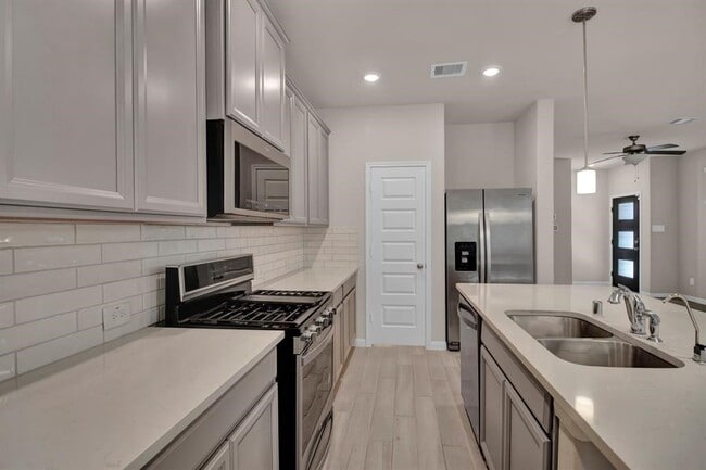 Building Photo - 16012 Oregon Oak Dr