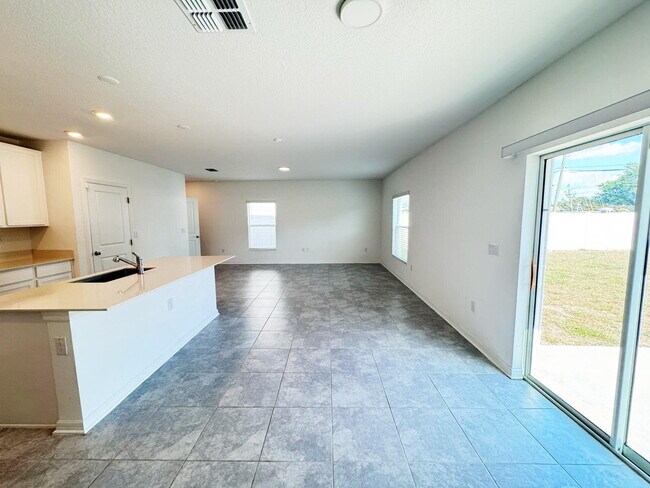 Building Photo - Single Family 4 Bedroom Home for Rent