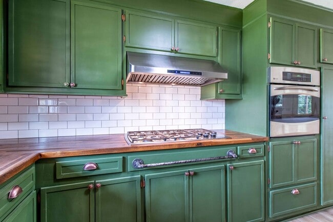 Building Photo - Close to Hike/Bike Path