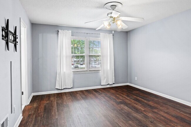 Building Photo - "Charming 2-Bed Condo in Greensboro with S...