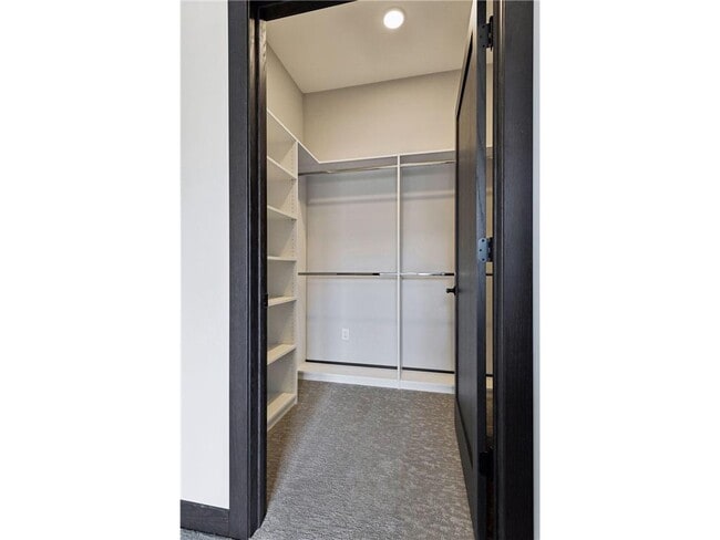 Building Photo - 253 Lake St E