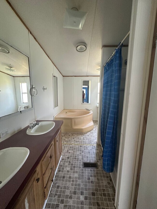 Building Photo - 4 Bed/2 Bath Mobile Home-UNDER RENOVATIONS