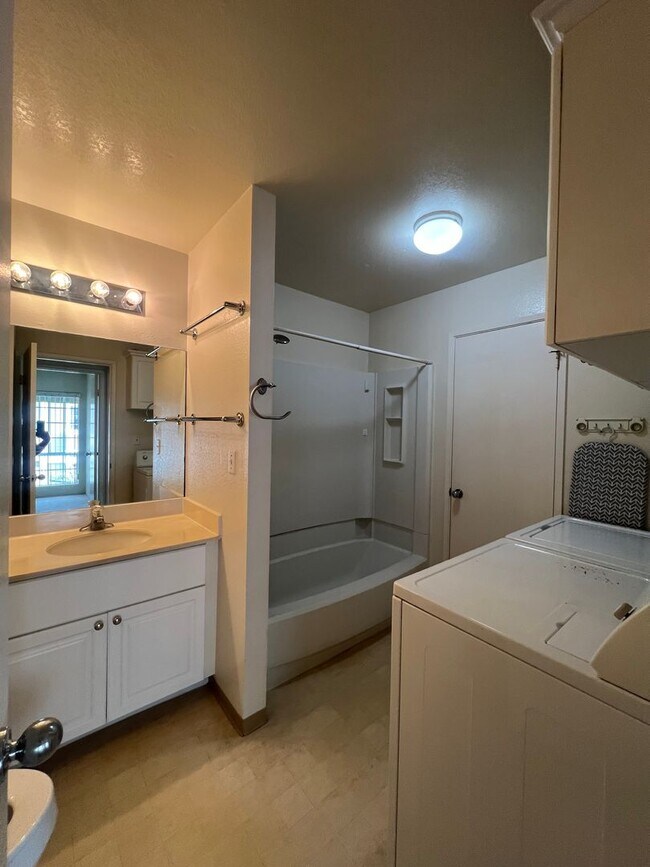 Building Photo - Very nice 2 bedroom, 1 bath unit with 2 pa...