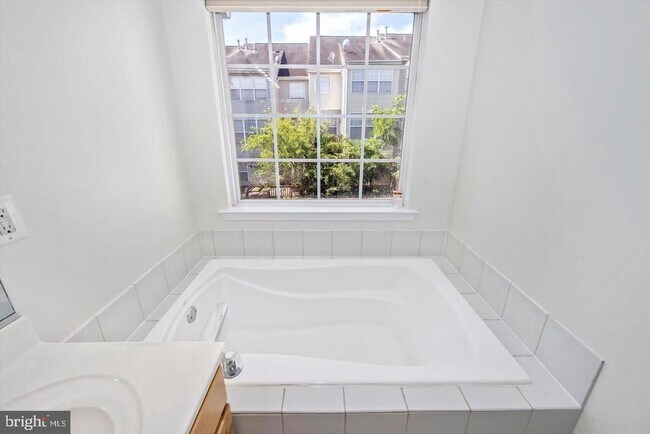 Building Photo - 45515 Lakemont Square