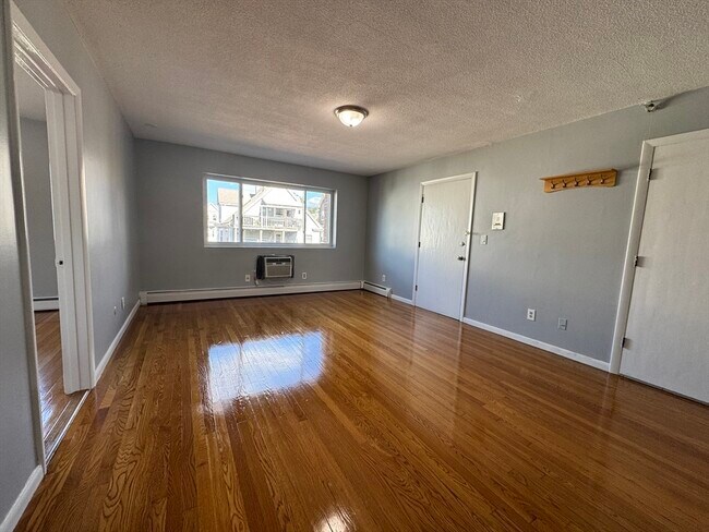 Building Photo - 549 Adams St