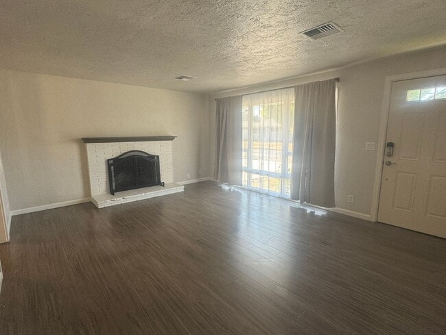 Building Photo - Great 3-Bedroom, 2-Bath Ranch Style Home w...