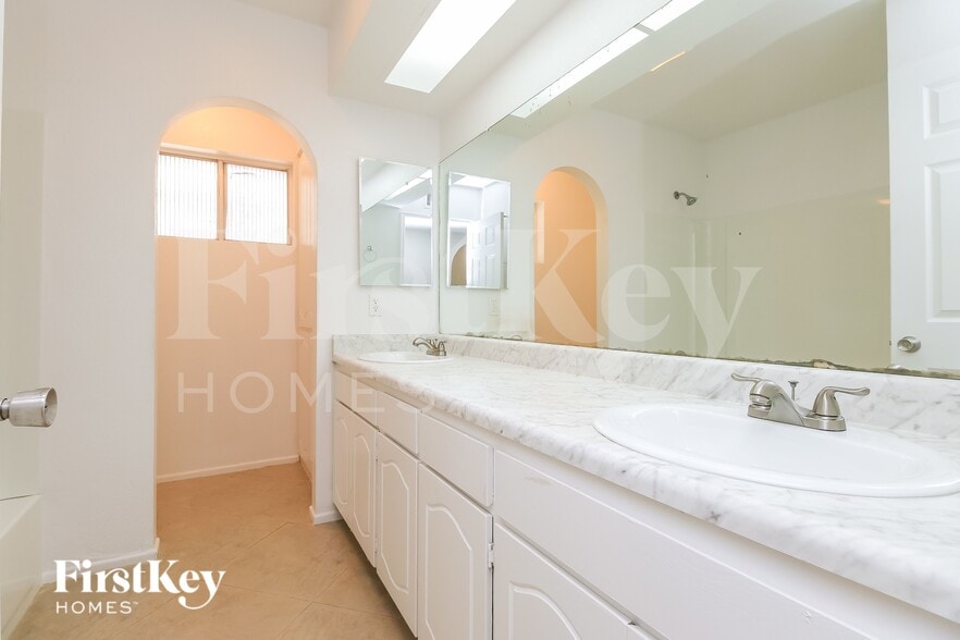 Building Photo - 3350 S George Dr