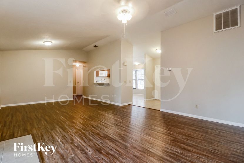 Building Photo - 1907 Landside Dr