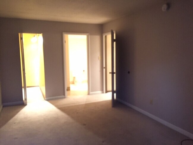 Building Photo - Amite condo available August!
