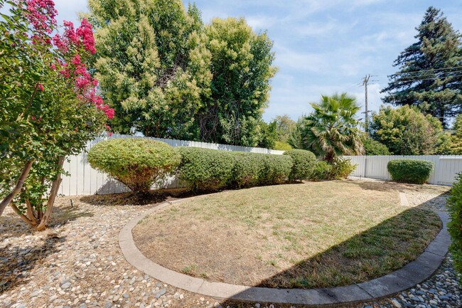 Building Photo - Charming 3 Bedroom Single-Story with Firep...