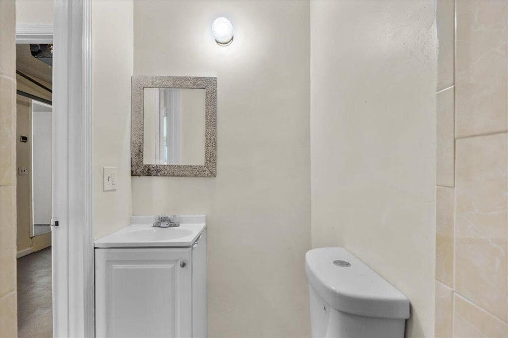 Building Photo - 5540 Lakewood Cir S