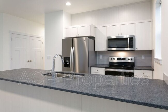 Building Photo - 2288 Brome St