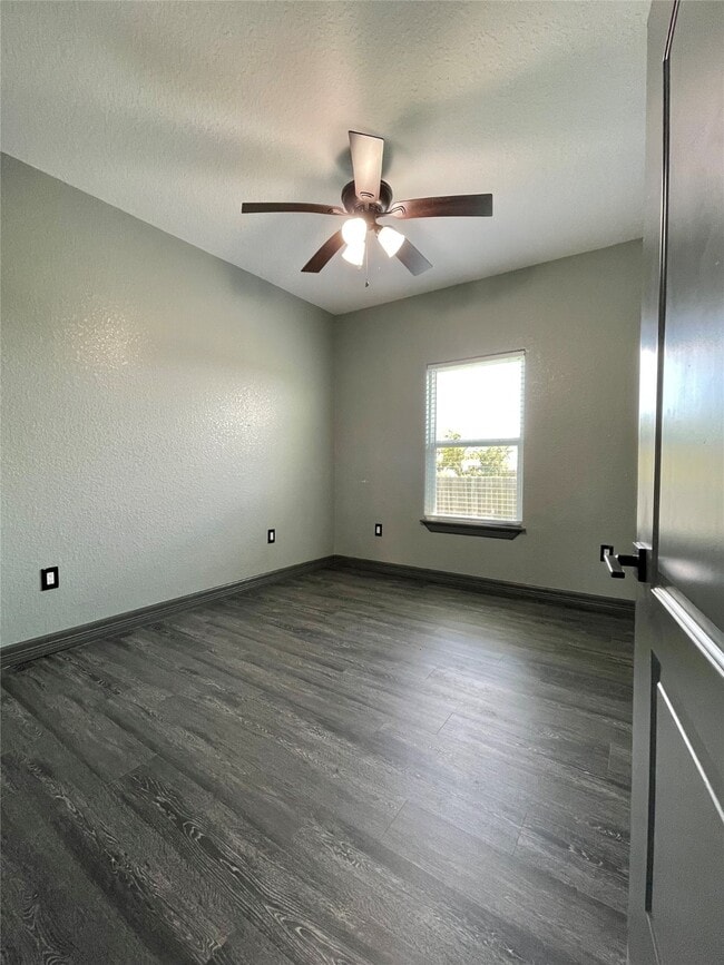Building Photo - 517 S Avenue G