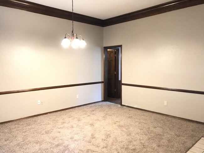 Building Photo - Spacious home in Edmond