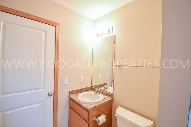 Building Photo - 1.5 Story 3-Bedroom Townhome with First-Fl...