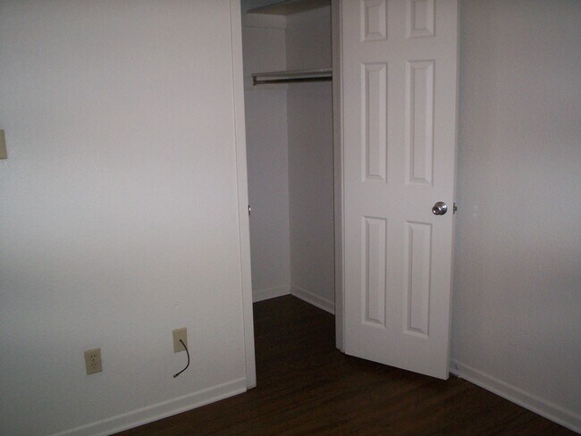 Building Photo - 2205 Botanical Dr
