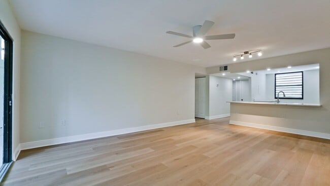 Building Photo - 542 Lakeside Dr