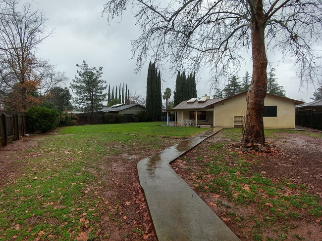 Building Photo - Spacious Home Near Mistletoe Elementary Sc...