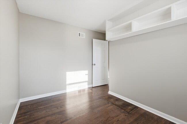 Building Photo - 4916 Crescent Ave