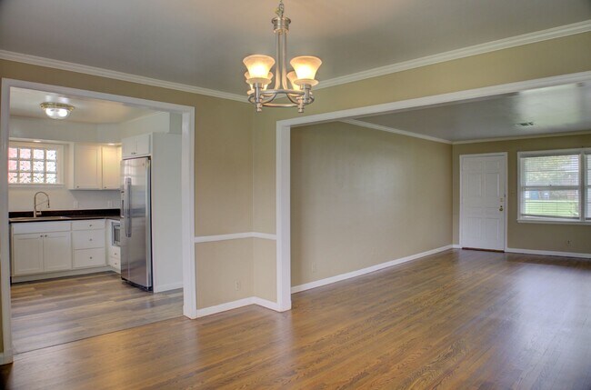 Building Photo - Well Maintained Midtown Home