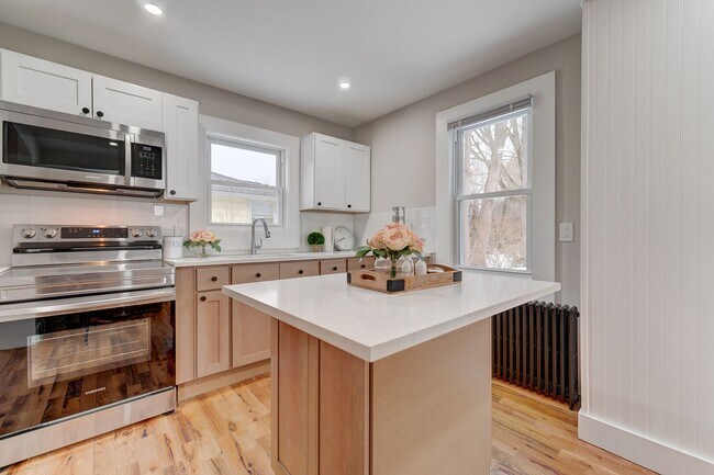 Building Photo - Newly Renovated Single Family available Now!