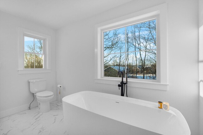 Building Photo - Move In Ready: Custom-built home