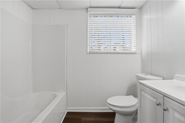 Building Photo - 2467 Elmwood Cir SE