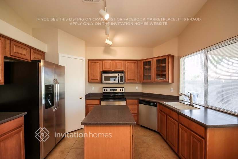 Building Photo - 2638 S Raven