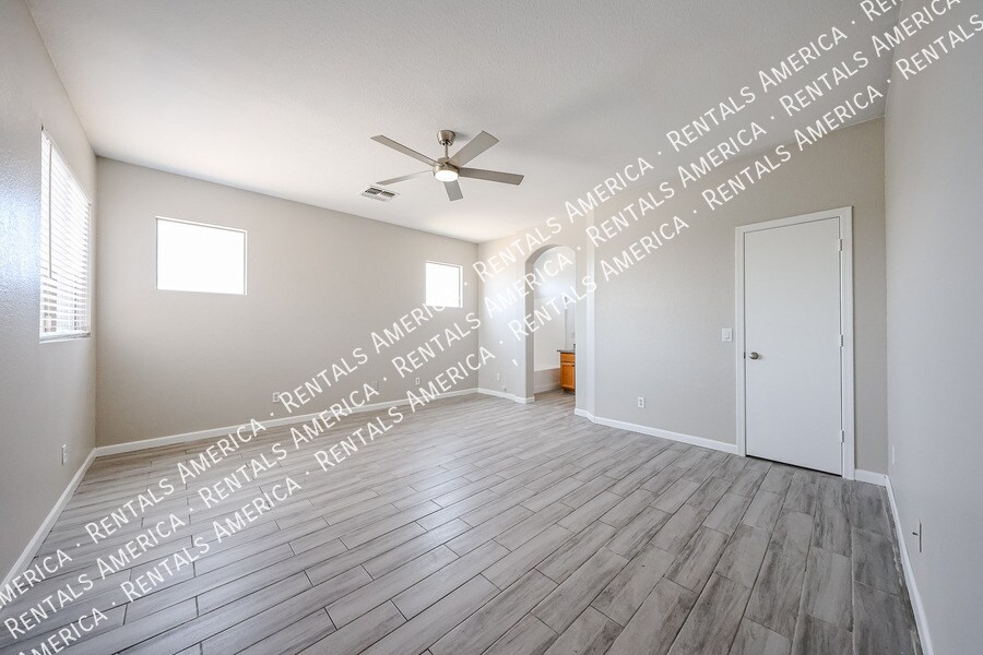 Building Photo - 3825 S 60th Dr