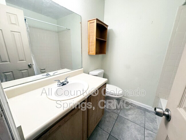 Building Photo - 915 Hathaway Dr