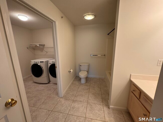 Building Photo - 128 Meridian St