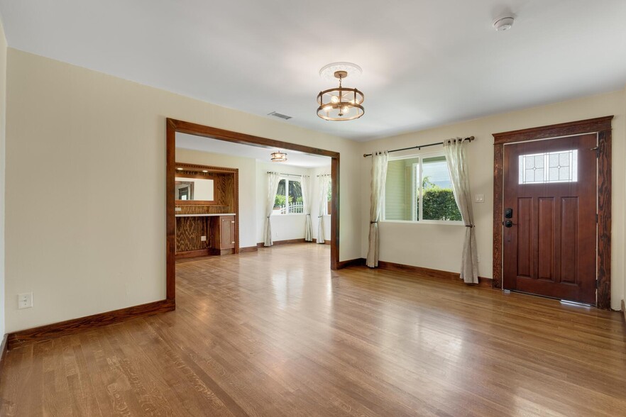 Living room 1c - 1168 N Westmoreland Ave