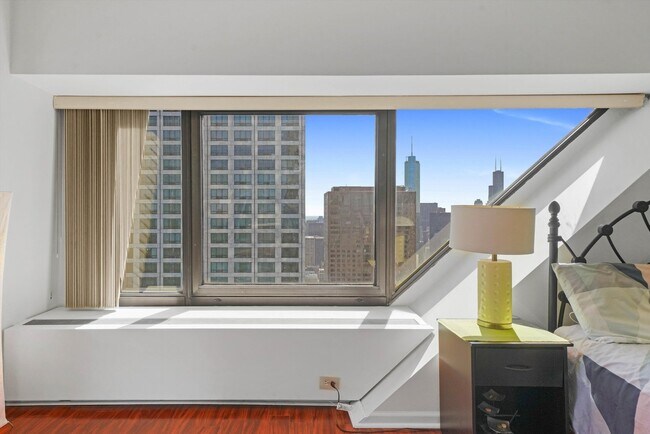 Building Photo - 175 E Delaware Pl