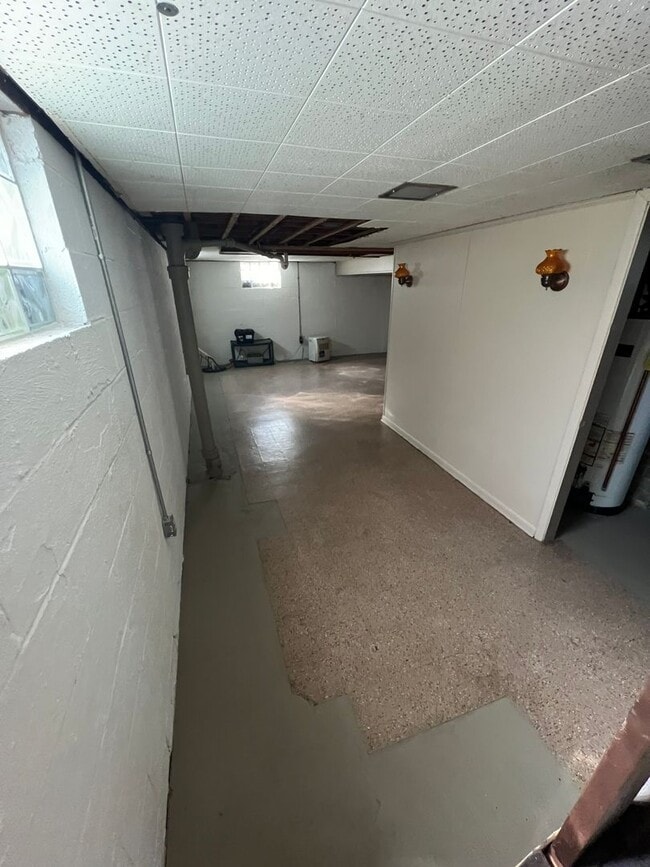 Building Photo - Struthers , 3 bedroom home with full basement and garage.