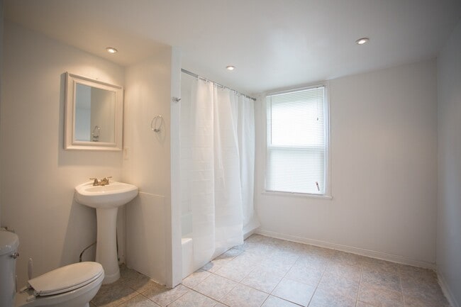 Building Photo - AMAZING 3 Bedrooms 2 Bath + Den in Univers...