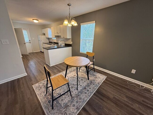 Building Photo - 2 Bed 2 Bath units available at Collegeview Apartments!