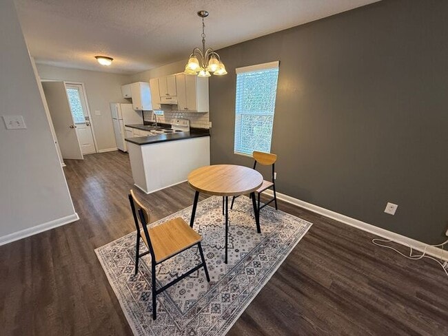 Building Photo - Move In Now & Save – Limited Availability at $1,399! Collegeview Apartments! Updated 2 Bed 2 Bath...