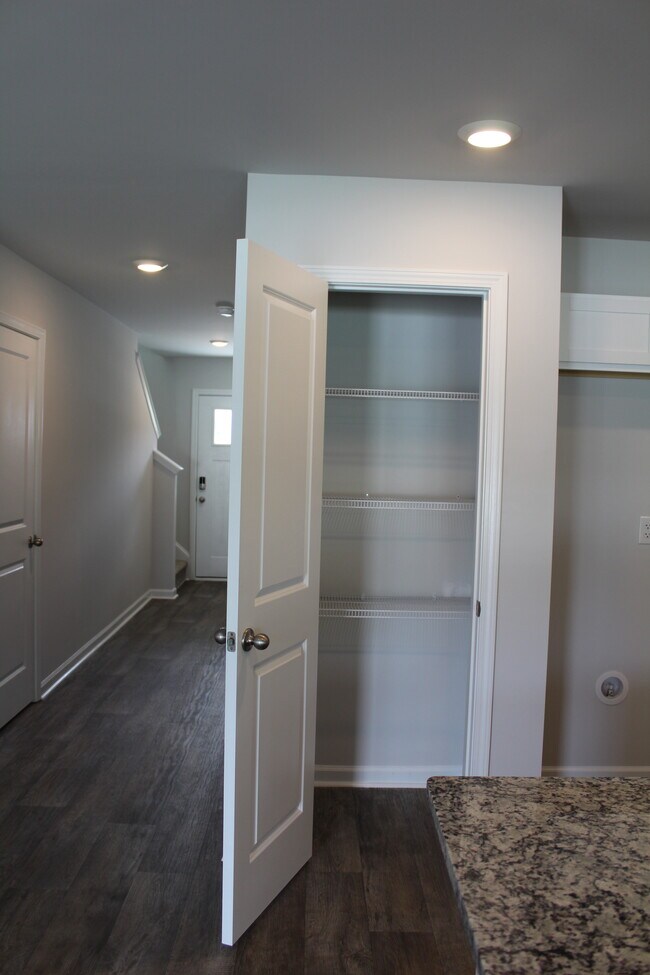 Building Photo - 4174 High Glen Dr