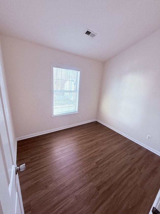 Building Photo - Luxury End Unit Townhome