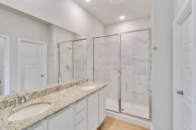 Building Photo - Want luxury living in the Far West ...Look no further...Amanda Park is it