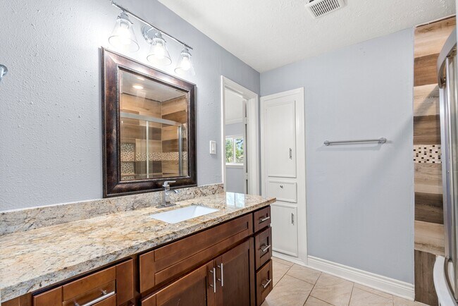 Building Photo - 1103 Manatee Ln