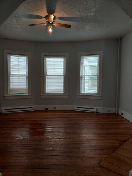 Building Photo - 915 W Elm St