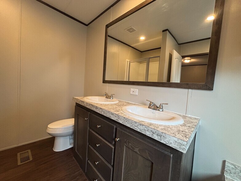 Building Photo - 106 E Semands St