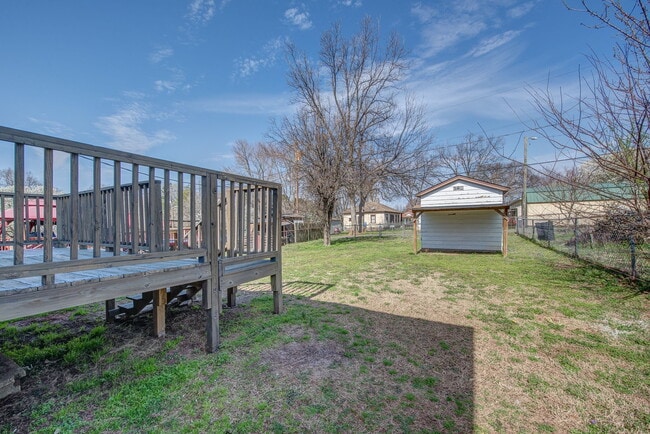 Building Photo - 21 Maple Ave