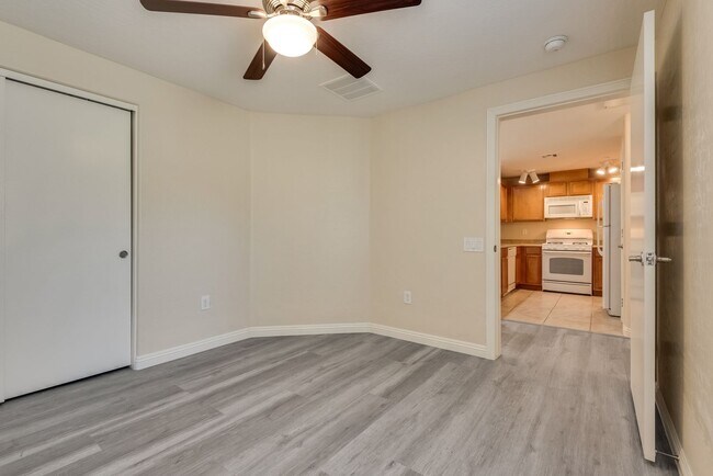 Building Photo - 6868 Sky Pointe Dr