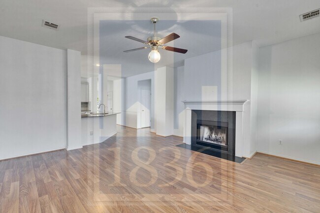 Building Photo - 1204 Thackeray Ln