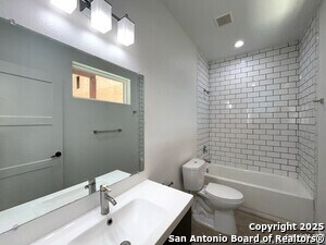 Building Photo - 2615 S Flores St