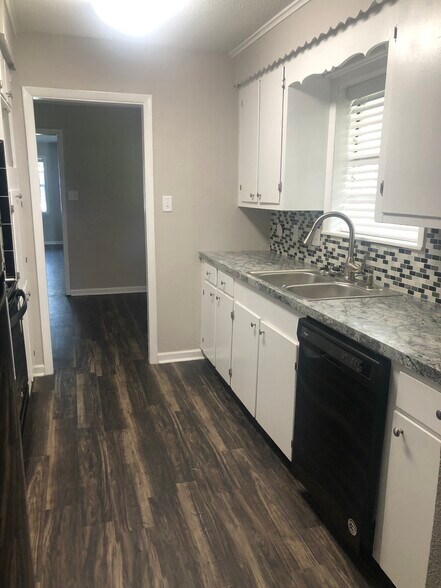 Kitchen - 100 Medina Dr